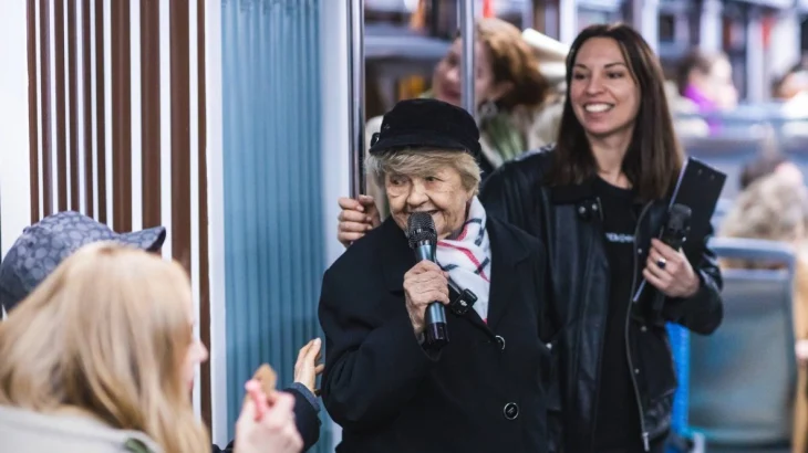 В «Ночь театров» на борту трамвая «Современник» прошла встреча с артистами В «Ночь театров» на борту трамвая «Современник» прошла встреча с артистами