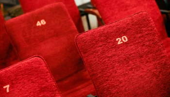Петербурженка потребовала 688 тысяч рублей после падения с лестницы в театре