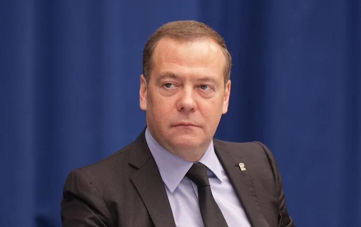 «Окрики и угрозы»: Медведев назвал организаторов протестов в Грузии
