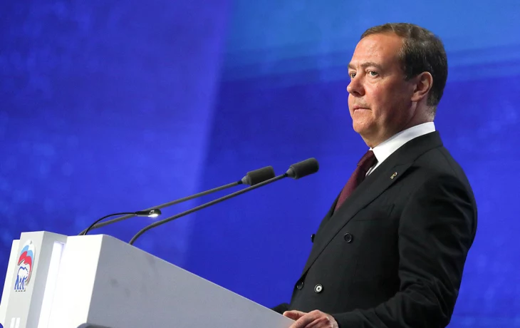 Медведев заявил о планах разместить новое оружие на Курильских островах