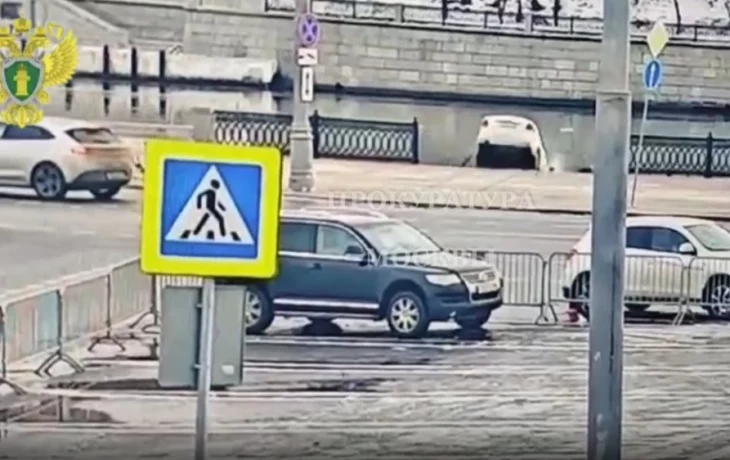 Появилось видео падения автомобиля в Москву-реку