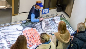 Посетителям рыбного рынка &laquo;Москва &mdash; на волне&raquo; предложили меню космонавтов