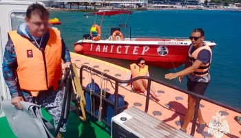 Каяк с людьми выбросило штормом на скалы у &laquo;Ласточкиного гнезда&raquo;