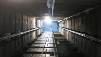 Женщина пострадала при падении лифта в гаражном комплексе на севере Москвы