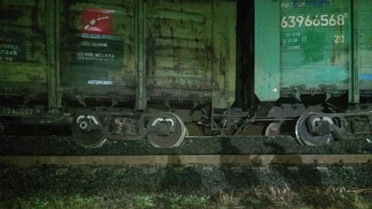 Четыре вагона с щебнем сошли с рельсов в Ленинградской области Четыре вагона с щебнем сошли с рельсов в Ленинградской области