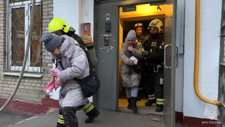 Пять человек спасены из пожара на западе Москвы Пять человек спасены из пожара на западе Москвы
