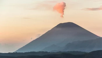 Росавиация: активность вулкана на Камчатке повлияла на полеты иностранных авиакомпаний