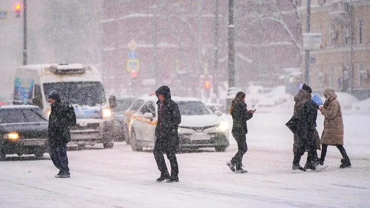 Москвичей призвали быть внимательными и аккуратными на улице в снегопад