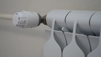 Отопление начали включать в жилых домах и объектах социальной сферы в Москве