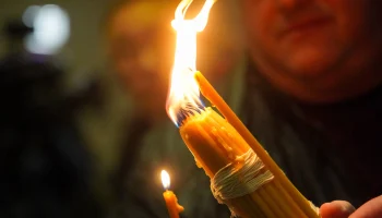 Делегация Фонда Андрея Первозванного с Благодатным огнем вылетела в Россию