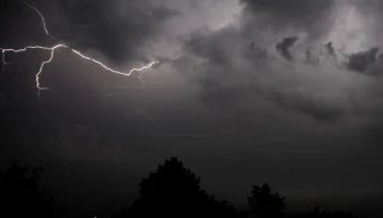 МЧС предупредило жителей столицы о ливне и грозе 19 июля