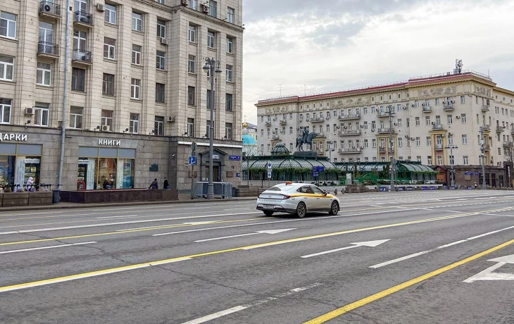 Временную разметку для техники нанесли на Тверской улице к параду Победы