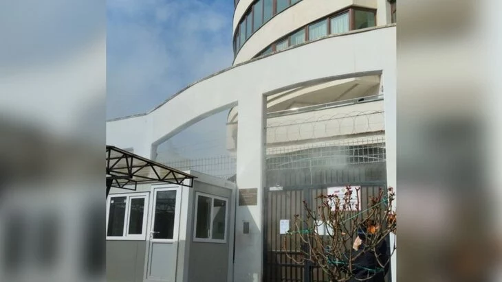 В Кишиневе задержали мужчину, бросившего бутылки во двор посольства России