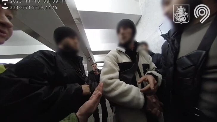 Ударивший по голове контролера в метро Москвы приговорен к двум годам заключения