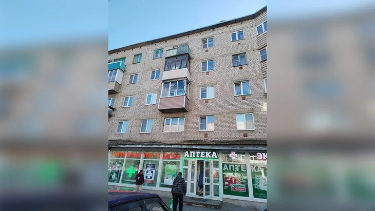 Школьник сбросил с балкона стекло и попал им в девочку в Старой Руссе