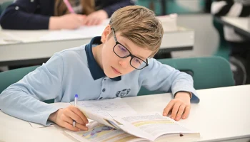 Есть предметы важнее: в школах РФ хотят сократить количество часов на изучение иностранных языков