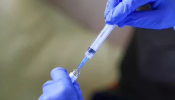 Лечение колоректального рака вакциной &laquo;Онкорна&raquo; станет доступно по ОМС с 2027 года