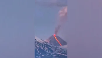 Вулкан на Камчатке выбросил пепел на высоту 9 километров