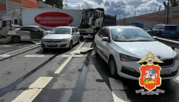 Грузовик врезался в пять машин на трассе в подмосковной Истре