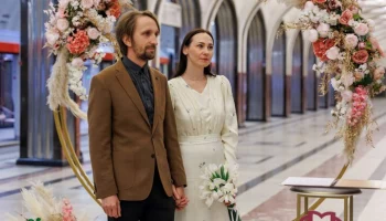 Осенний свадебный сезон стартовал на станции метро "Маяковская"