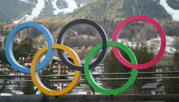 Коростелев пронес Непряеву на плечах на церемонии закрытия ОИ-2026