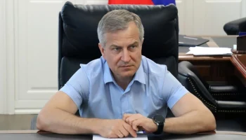 Несколько автомобилей столкнулись с машиной замгубернатора Курской области Чепика