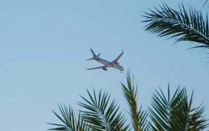 Ребенку стало плохо во время ожидания вылета в душном самолете Ребенку стало плохо во время ожидания вылета в душном самолете