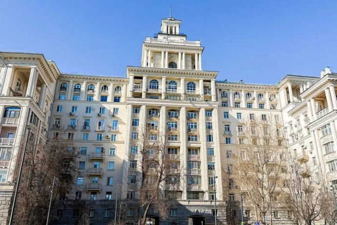 В Москве обновили восемь жилых домов со шпилями на фасадах