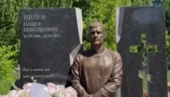 Памятник из бронзы установили на могиле рэпера Паши Техника