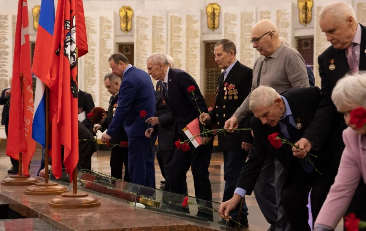 Около 200 московских ветеранов возложили цветы в Музее Победы Около 200 московских ветеранов возложили цветы в Музее Победы