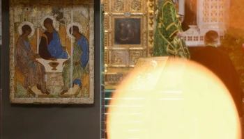 Икону «Троица» Андрея Рублева вернули в Троице-Сергиеву лавру Икону «Троица» Андрея Рублева вернули в Троице-Сергиеву лавру