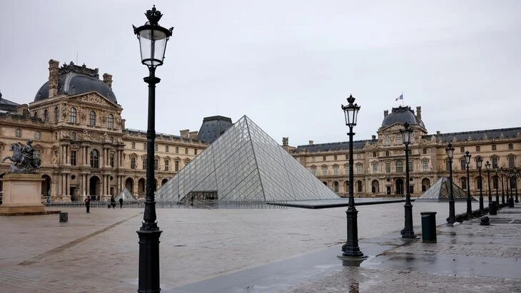 Parisien: во Франции нашли гараж, куда сначала увезли украденные из Лувра драгоценности Parisien: во Франции нашли гараж, куда сначала увезли украденные из Лувра драгоценности