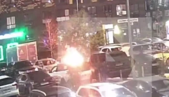Неизвестные в подмосковном Мисайлово сожгли чужой BMW во дворе жилого дома