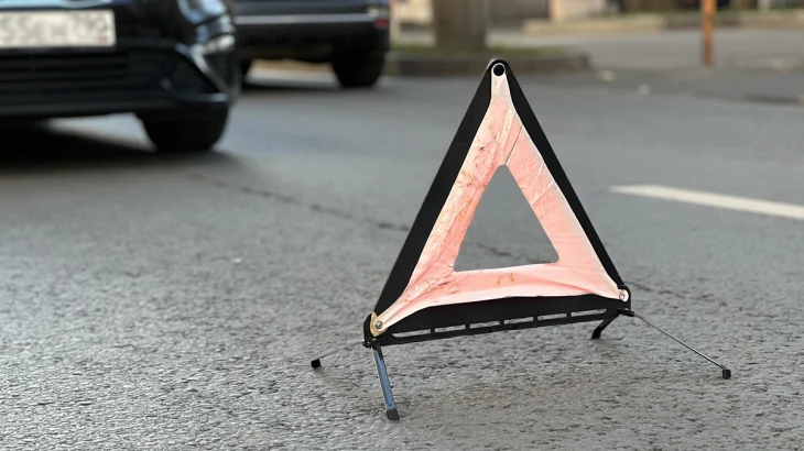 Легковушка протаранила восемь припаркованных автомобилей в поселке Путилково Легковушка протаранила восемь припаркованных автомобилей в поселке Путилково