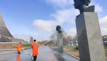 Памятник Циолковскому и бюсты на Аллее Космонавтов промыли в Москве