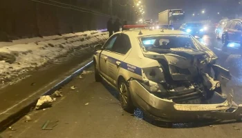 Мусоровоз врезался в машину ГАИ в Петербурге