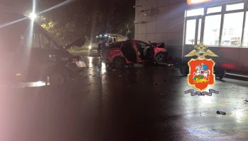 Один человек погиб при столкновении на авто со стеной здания АЗС в Кашире