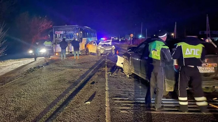 Двое несовершеннолетних пострадали в ДТП с участием автобуса в Подмосковье Двое несовершеннолетних пострадали в ДТП с участием автобуса в Подмосковье
