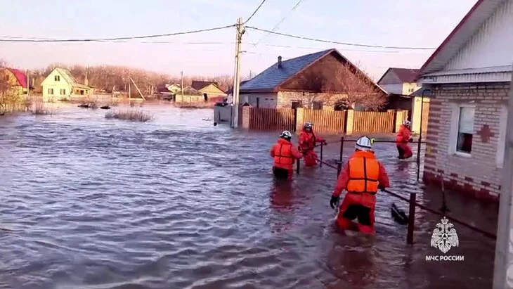 Глава МЧС РФ Куренков вылетел в регионы с наиболее сложной паводковой ситуацией Глава МЧС РФ Куренков вылетел в регионы с наиболее сложной паводковой ситуацией