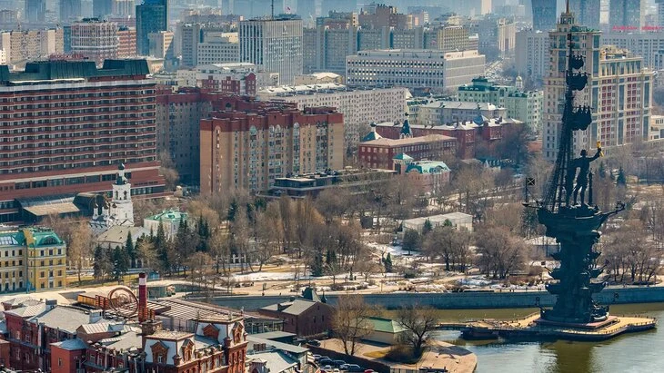 В Москве обновили деревянный настил возле памятника Петру I В Москве обновили деревянный настил возле памятника Петру I