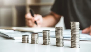 Экономист Остапкович объяснил снижение средней ставки по вкладам в РФ