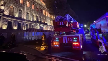 Огонь перекинулся с петербургского особняка Миллера на соседнее здание Огонь перекинулся с петербургского особняка Миллера на соседнее здание