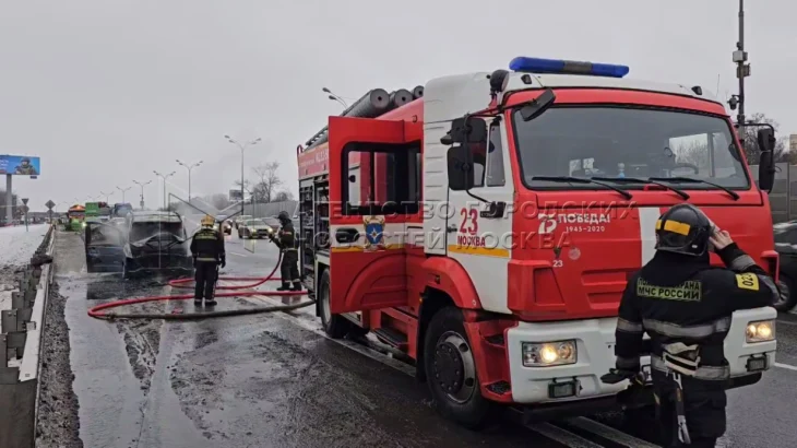 Автомобиль Mercedes сгорел на 93-м километре МКАД Автомобиль Mercedes сгорел на 93-м километре МКАД