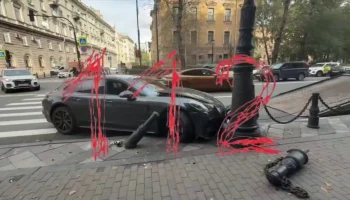 &laquo;112&raquo;: Porsche жены миллиардера Войтенкова врезался в столб в центре Петербурга