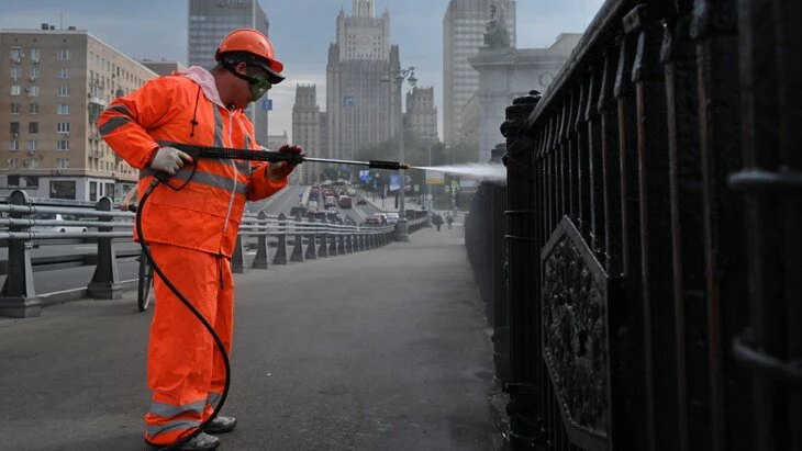 Бородинский мост в Москве промыли в рамках подготовки к осенне-зимнему периоду