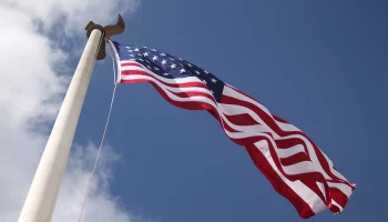 Трамп и Харрис поделили голоса на первом открывшемся участке в США