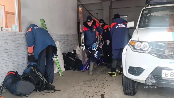 Два человека пропали после схода лавины на Камчатке Два человека пропали после схода лавины на Камчатке