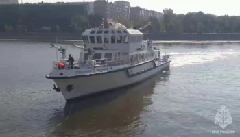 Пожарный корабль привлекли к тушению возгорания в здании на Бережковской набережной