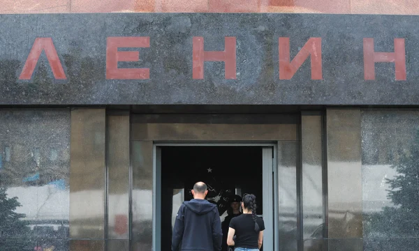 &laquo;Осторожно, Москва&raquo;: Студент бросил ботинок в саркофаг с Лениным в Мавзолее