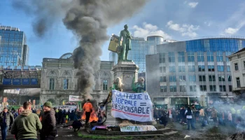 Протестующие в Белграде выгнали с митинга людей с флагами Евросоюза